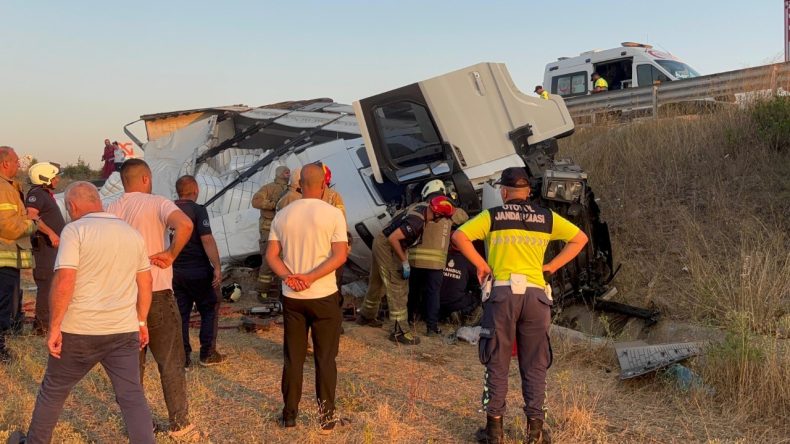 Otoyolda Feci Kaza: 2 Kişi Hayatını Kaybetti