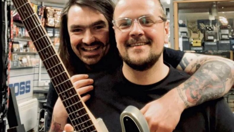 Ölen Babasının Küllerini Gitarına İşletti