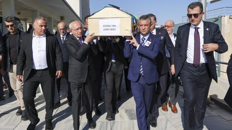 Özgür Özel ve Kemal Kılıçdaroğlu, Namık Tan'ın Annesinin Cenaze Törensine Katıldı