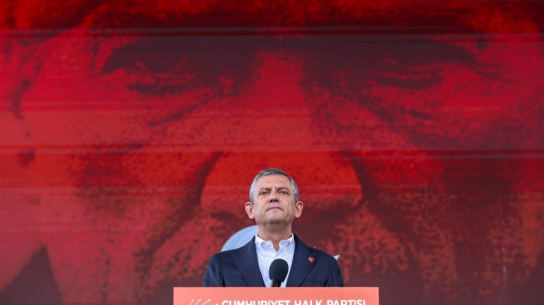 Özgür Özel'den Erdoğan'a Sert Eleştiriler