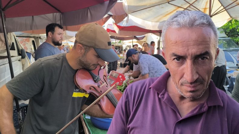 Pazarcılardan biri keman çaldı, diğeri fiyatlara isyan etti: Top attık
