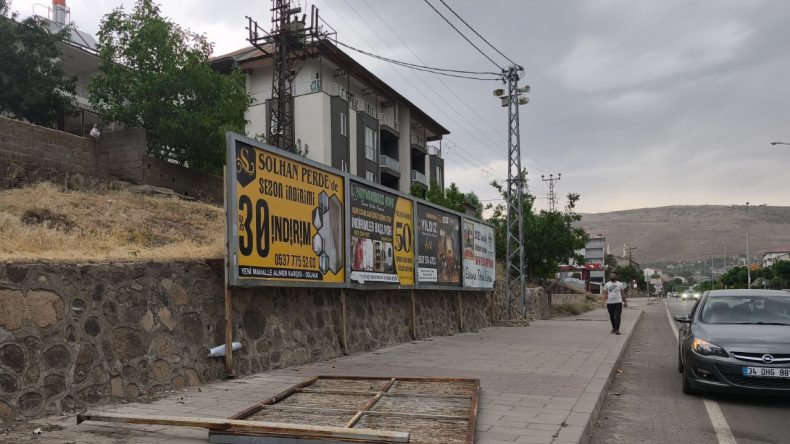 Reklam Panosu Yürüyen Kişinin Üzerine Düştü