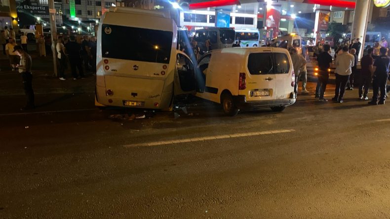 Rize'de Gece Yarısı Can Pazarı: Yolcu Minibüsü ile Araç Çarpıştı, 10 Yaralı