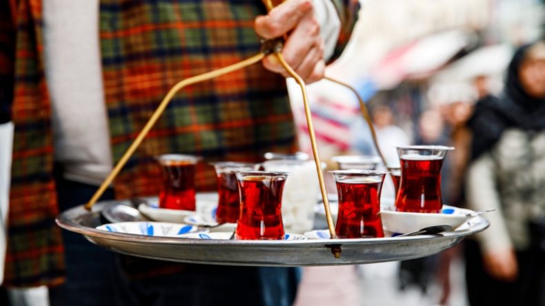 Sağlık Bakanlığı'ndan Sıcak Hava Uyarısı: Çay ve Kahve Tüketimini Azaltın