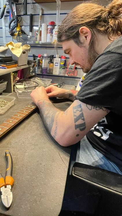 Gitar atölyesinde çalışılırken