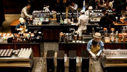 Starbucks Çin'deki Rekabette Geri Adım Attı, Rakibi New York'ta Hizmete Girdi