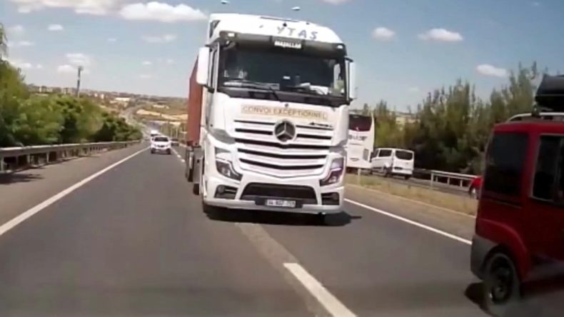 Taciz Etti, Sıkıştırdı, Yol Dışına İtti: Elini Kolunu Sallayarak Dolaşıyor