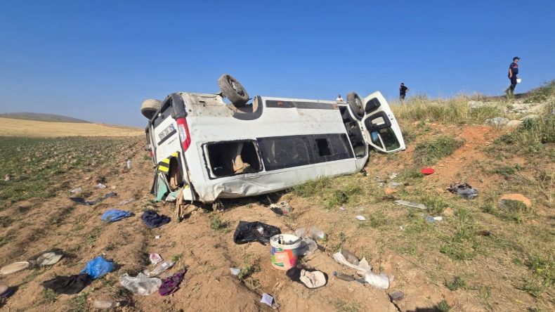 Tarla Yolunda Facia: Minibüs Şarampole Devrildi, 15 İşçi Yaralandı