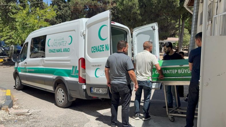 TIR Traktörü Ezdi: 1 Kişi Hayatını Kaybetti