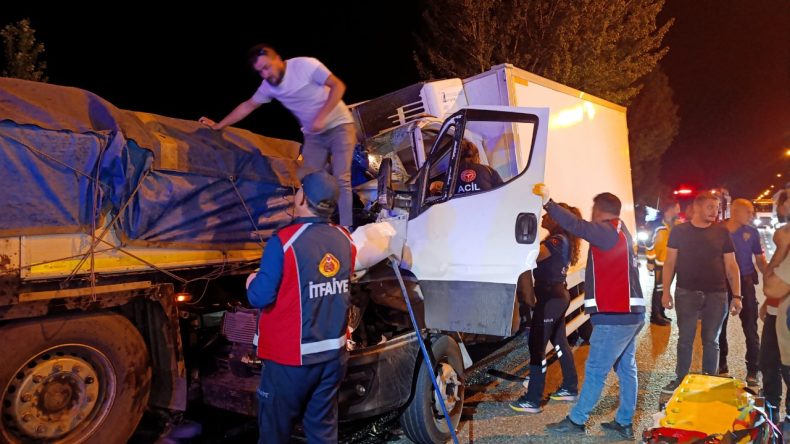 TIR'a Çarpan Kamyonetteki Yolcu Hayatını Kaybetti