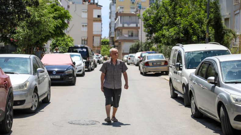Torunlarıyla Birlikte Tahliye Ediliyor: Sokak Sokak Ev Arıyor