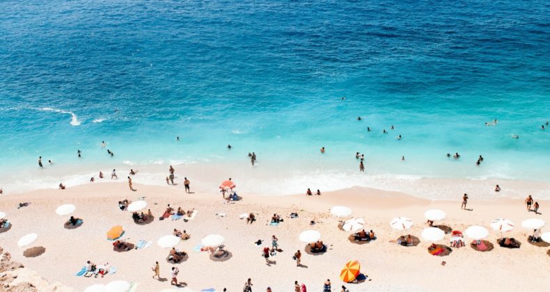 Turistler Türkiye’ye Yöneliyor, Türkler Tatil Yapamıyor