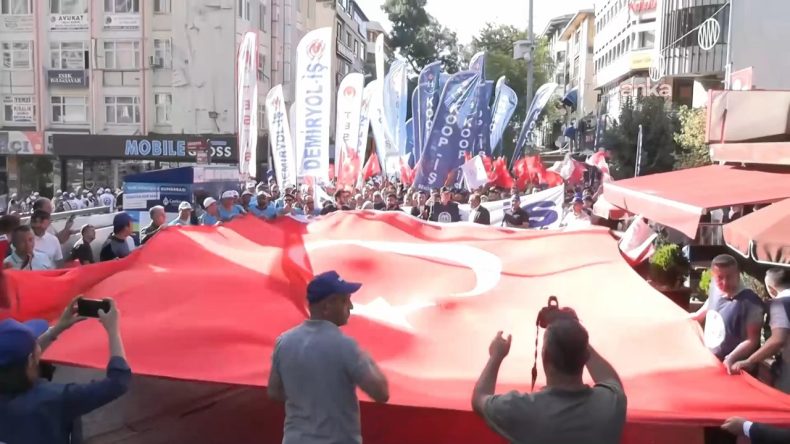 Türk-İş'ten 81 İl'de AKP Binaları Önünde Basın Açıklaması
