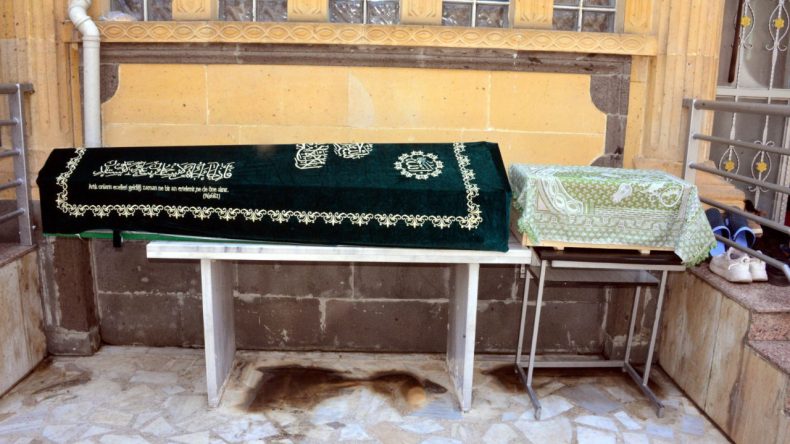 Yangında yaşamını yitiren anne ve bebeği aynı mezarda defnedildi